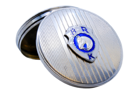 Caixa de comprimidos em prata guilhochada com bandas ao alto e esmalte BRK na tampa basculante.